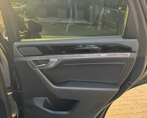 Черный Фольксваген Туарег, объемом двигателя 2.97 л и пробегом 49 тыс. км за 49800 $, фото 15 на Automoto.ua