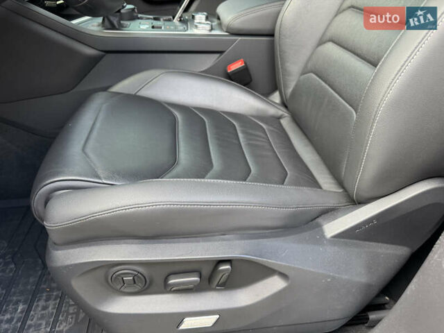 Черный Фольксваген Туарег, объемом двигателя 3 л и пробегом 137 тыс. км за 47200 $, фото 25 на Automoto.ua