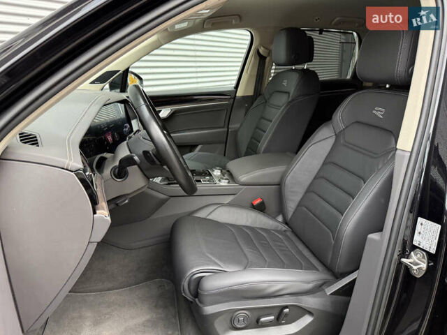 Черный Фольксваген Туарег, объемом двигателя 3 л и пробегом 140 тыс. км за 57999 $, фото 64 на Automoto.ua