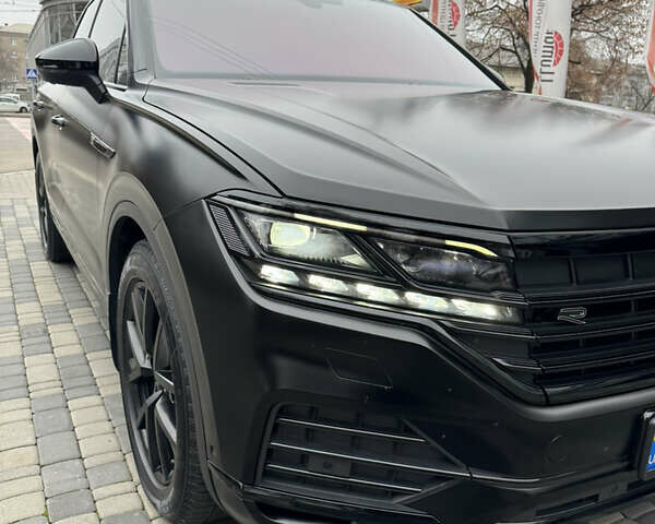 Черный Фольксваген Туарег, объемом двигателя 2.97 л и пробегом 186 тыс. км за 53000 $, фото 1 на Automoto.ua