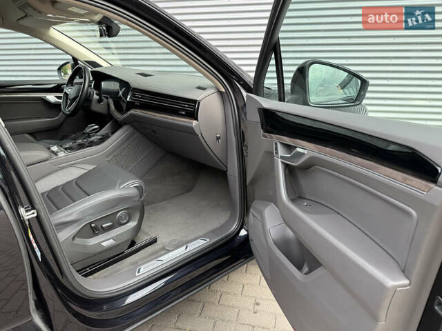 Черный Фольксваген Туарег, объемом двигателя 3 л и пробегом 140 тыс. км за 57999 $, фото 29 на Automoto.ua