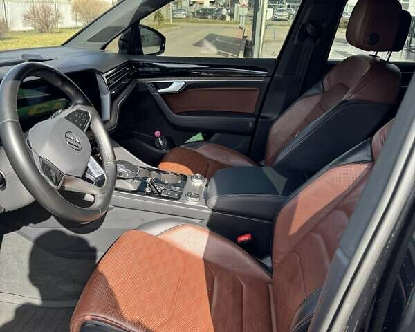 Черный Фольксваген Туарег, объемом двигателя 3 л и пробегом 77 тыс. км за 61000 $, фото 1 на Automoto.ua