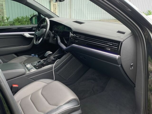 Черный Фольксваген Туарег, объемом двигателя 3 л и пробегом 240 тыс. км за 50000 $, фото 6 на Automoto.ua