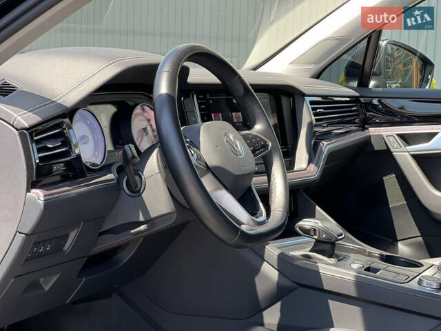 Черный Фольксваген Туарег, объемом двигателя 3 л и пробегом 143 тыс. км за 46000 $, фото 20 на Automoto.ua