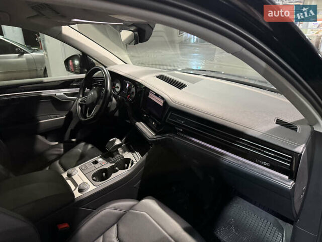 Черный Фольксваген Туарег, объемом двигателя 2.97 л и пробегом 134 тыс. км за 46000 $, фото 14 на Automoto.ua