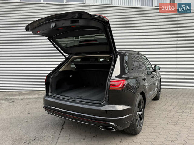 Черный Фольксваген Туарег, объемом двигателя 3 л и пробегом 140 тыс. км за 57999 $, фото 47 на Automoto.ua