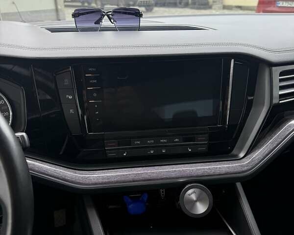 Черный Фольксваген Туарег, объемом двигателя 2.97 л и пробегом 126 тыс. км за 52000 $, фото 12 на Automoto.ua