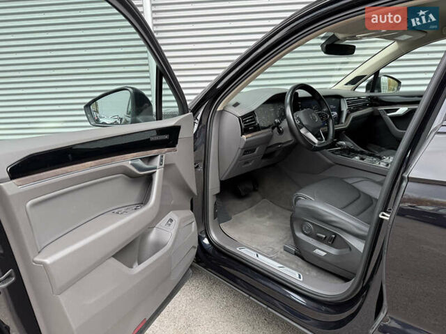 Черный Фольксваген Туарег, объемом двигателя 3 л и пробегом 140 тыс. км за 57999 $, фото 56 на Automoto.ua