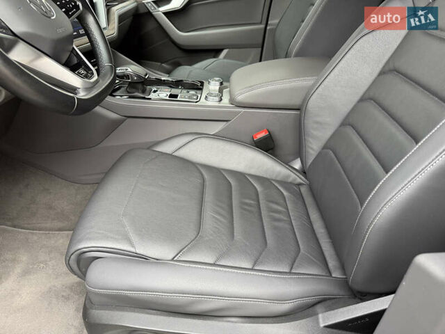 Черный Фольксваген Туарег, объемом двигателя 3 л и пробегом 140 тыс. км за 57999 $, фото 65 на Automoto.ua