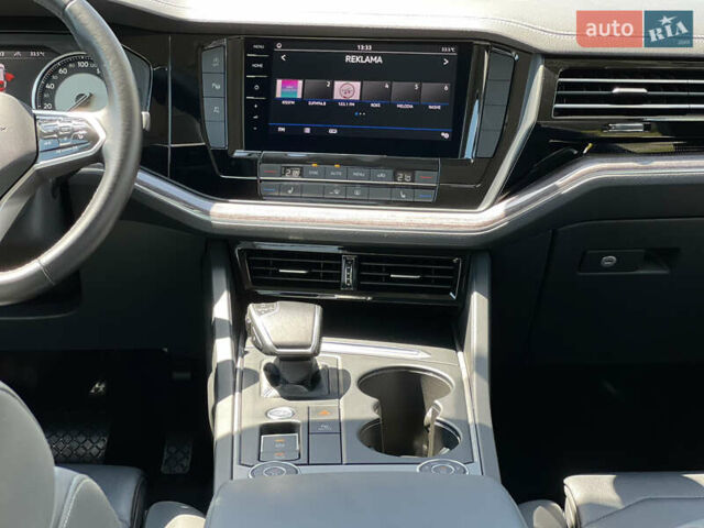 Черный Фольксваген Туарег, объемом двигателя 3 л и пробегом 143 тыс. км за 46000 $, фото 33 на Automoto.ua