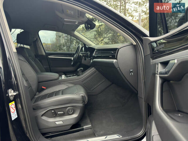 Черный Фольксваген Туарег, объемом двигателя 2.97 л и пробегом 108 тыс. км за 58500 $, фото 29 на Automoto.ua