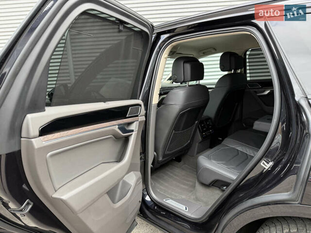 Черный Фольксваген Туарег, объемом двигателя 3 л и пробегом 140 тыс. км за 57999 $, фото 53 на Automoto.ua