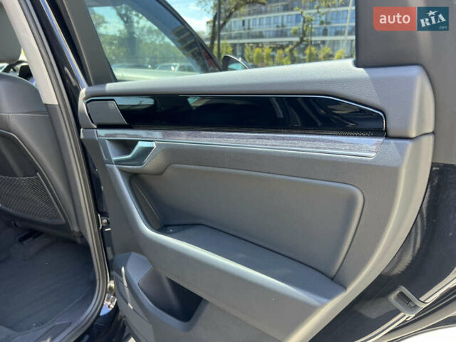 Черный Фольксваген Туарег, объемом двигателя 3 л и пробегом 143 тыс. км за 46000 $, фото 30 на Automoto.ua