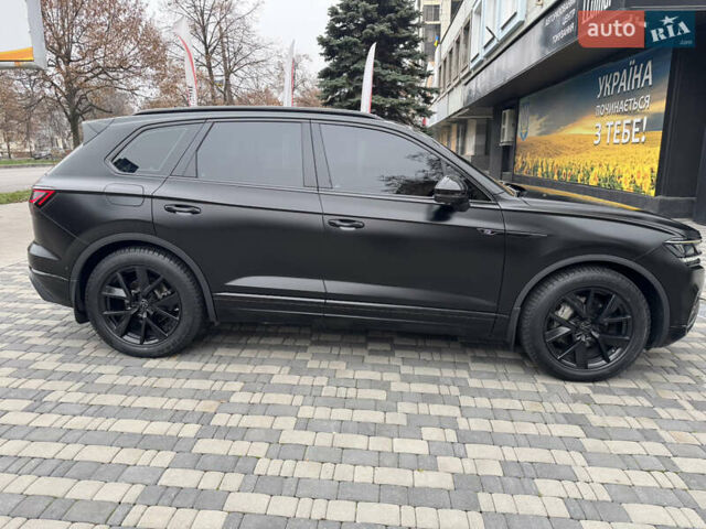 Черный Фольксваген Туарег, объемом двигателя 2.97 л и пробегом 186 тыс. км за 53000 $, фото 4 на Automoto.ua