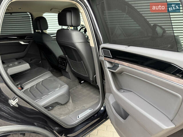 Черный Фольксваген Туарег, объемом двигателя 3 л и пробегом 140 тыс. км за 57999 $, фото 46 на Automoto.ua