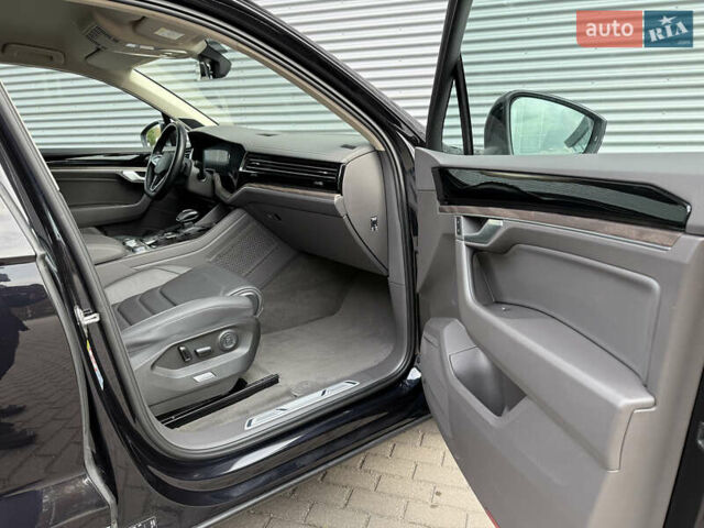 Черный Фольксваген Туарег, объемом двигателя 3 л и пробегом 140 тыс. км за 57999 $, фото 20 на Automoto.ua