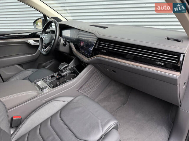 Черный Фольксваген Туарег, объемом двигателя 3 л и пробегом 140 тыс. км за 57999 $, фото 24 на Automoto.ua