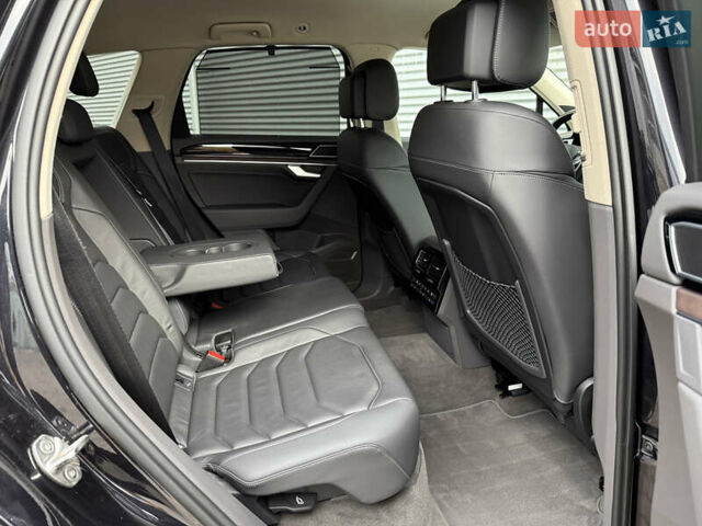 Черный Фольксваген Туарег, объемом двигателя 3 л и пробегом 140 тыс. км за 57999 $, фото 44 на Automoto.ua