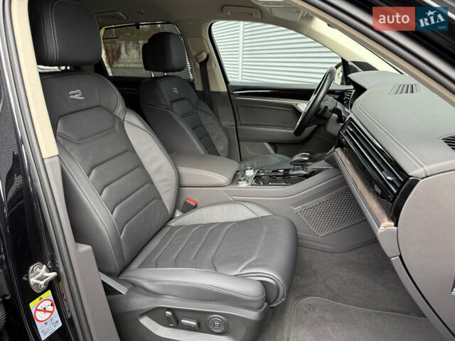 Черный Фольксваген Туарег, объемом двигателя 3 л и пробегом 140 тыс. км за 57999 $, фото 30 на Automoto.ua