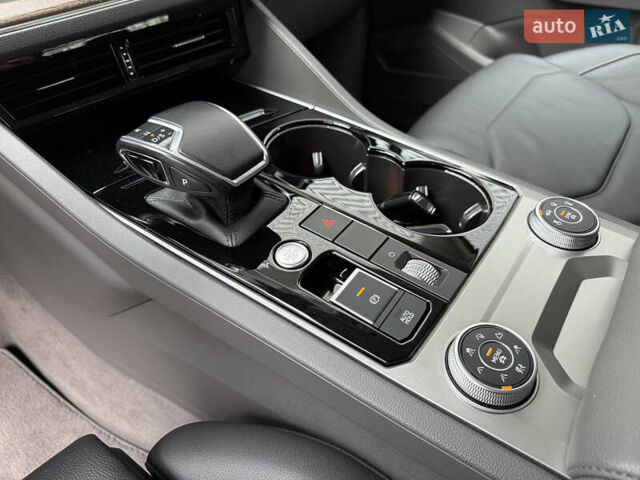 Черный Фольксваген Туарег, объемом двигателя 3 л и пробегом 140 тыс. км за 57999 $, фото 68 на Automoto.ua