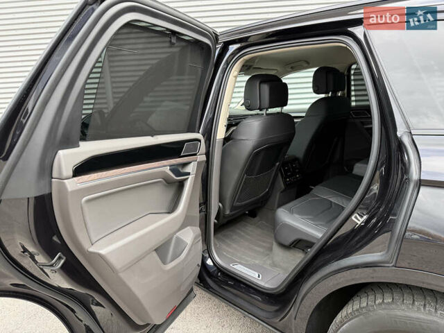 Черный Фольксваген Туарег, объемом двигателя 3 л и пробегом 140 тыс. км за 57999 $, фото 52 на Automoto.ua