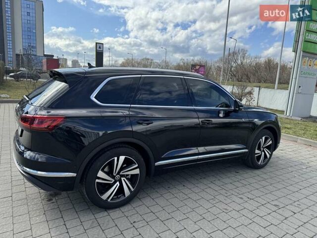 Черный Фольксваген Туарег, объемом двигателя 3 л и пробегом 77 тыс. км за 61000 $, фото 2 на Automoto.ua