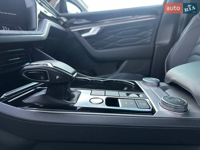 Черный Фольксваген Туарег, объемом двигателя 2.97 л и пробегом 161 тыс. км за 52500 $, фото 62 на Automoto.ua