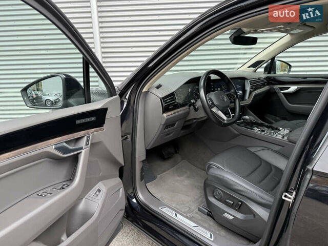 Черный Фольксваген Туарег, объемом двигателя 3 л и пробегом 140 тыс. км за 57999 $, фото 57 на Automoto.ua