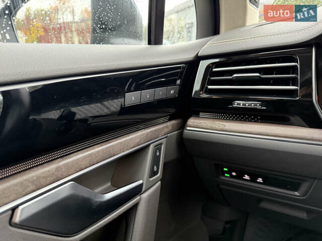 Черный Фольксваген Туарег, объемом двигателя 3 л и пробегом 140 тыс. км за 57999 $, фото 78 на Automoto.ua