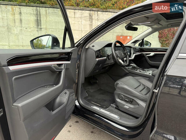 Черный Фольксваген Туарег, объемом двигателя 3 л и пробегом 105 тыс. км за 59500 $, фото 72 на Automoto.ua