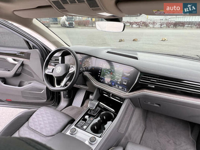 Черный Фольксваген Туарег, объемом двигателя 2.97 л и пробегом 39 тыс. км за 62500 $, фото 24 на Automoto.ua