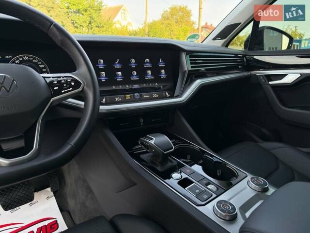 Черный Фольксваген Туарег, объемом двигателя 3 л и пробегом 142 тыс. км за 55999 $, фото 47 на Automoto.ua