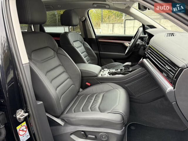 Черный Фольксваген Туарег, объемом двигателя 3 л и пробегом 105 тыс. км за 59500 $, фото 43 на Automoto.ua