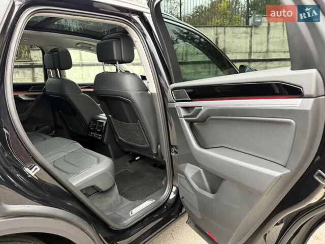 Черный Фольксваген Туарег, объемом двигателя 3 л и пробегом 105 тыс. км за 59500 $, фото 53 на Automoto.ua