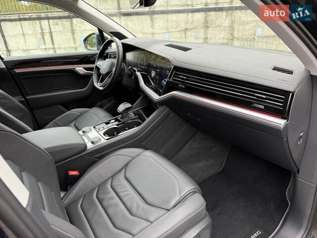 Черный Фольксваген Туарег, объемом двигателя 3 л и пробегом 105 тыс. км за 59500 $, фото 40 на Automoto.ua