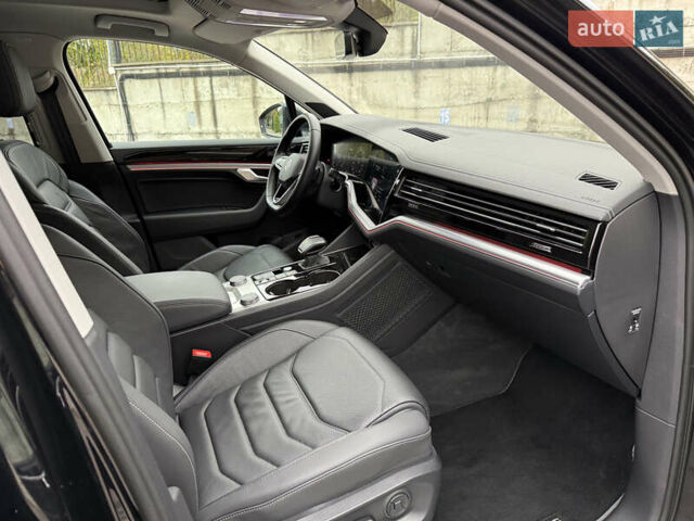 Черный Фольксваген Туарег, объемом двигателя 3 л и пробегом 105 тыс. км за 59500 $, фото 39 на Automoto.ua