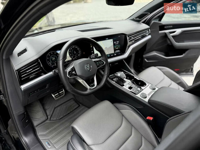 Чорний Фольксваген Туарег, об'ємом двигуна 3 л та пробігом 143 тис. км за 57900 $, фото 44 на Automoto.ua