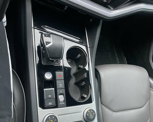 Черный Фольксваген Туарег, объемом двигателя 3 л и пробегом 70 тыс. км за 60000 $, фото 24 на Automoto.ua