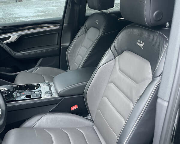 Черный Фольксваген Туарег, объемом двигателя 3 л и пробегом 70 тыс. км за 60000 $, фото 19 на Automoto.ua