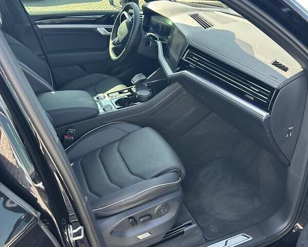 Черный Фольксваген Туарег, объемом двигателя 2.97 л и пробегом 2 тыс. км за 73000 $, фото 22 на Automoto.ua