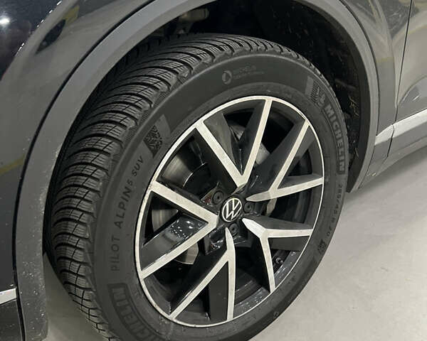 Черный Фольксваген Туарег, объемом двигателя 3 л и пробегом 75 тыс. км за 66500 $, фото 6 на Automoto.ua