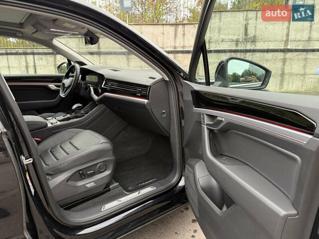 Черный Фольксваген Туарег, объемом двигателя 3 л и пробегом 105 тыс. км за 59500 $, фото 36 на Automoto.ua