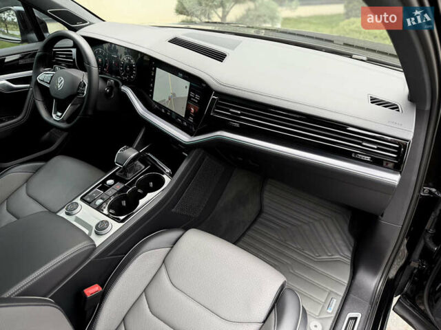Чорний Фольксваген Туарег, об'ємом двигуна 3 л та пробігом 143 тис. км за 57900 $, фото 113 на Automoto.ua