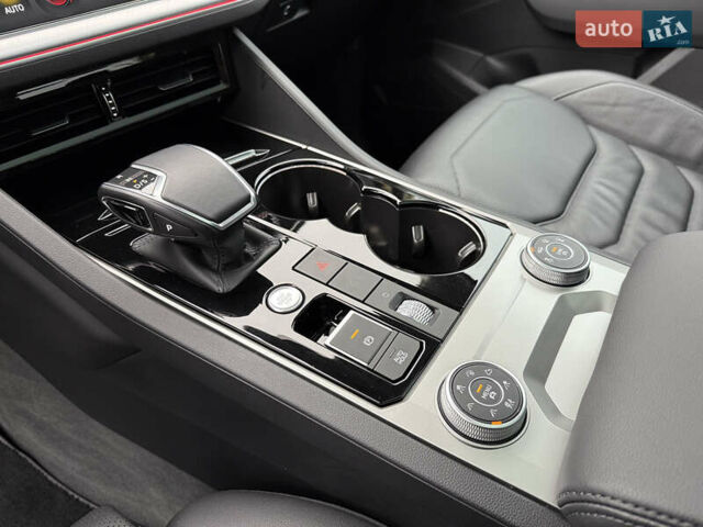 Черный Фольксваген Туарег, объемом двигателя 3 л и пробегом 105 тыс. км за 59500 $, фото 80 на Automoto.ua