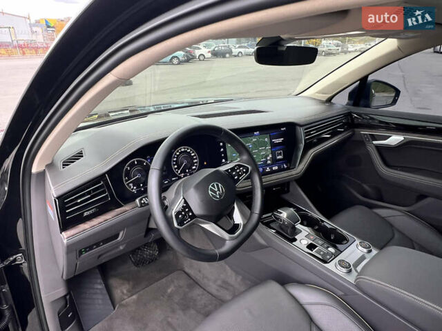 Черный Фольксваген Туарег, объемом двигателя 2.97 л и пробегом 39 тыс. км за 62500 $, фото 16 на Automoto.ua