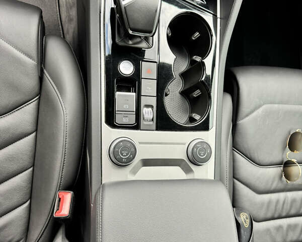 Черный Фольксваген Туарег, объемом двигателя 3 л и пробегом 115 тыс. км за 67000 $, фото 12 на Automoto.ua