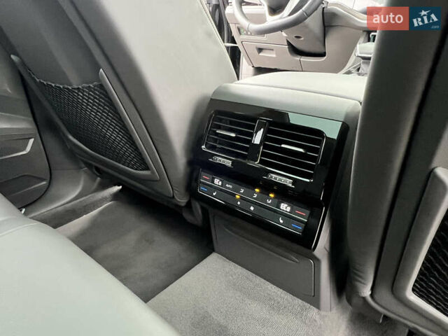 Черный Фольксваген Туарег, объемом двигателя 2.97 л и пробегом 39 тыс. км за 62500 $, фото 26 на Automoto.ua