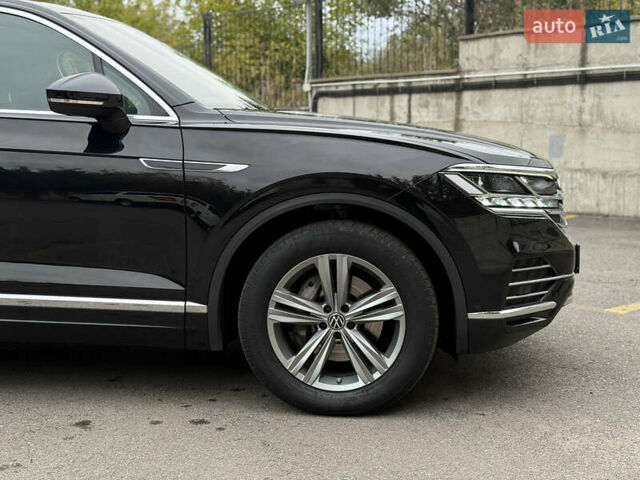 Черный Фольксваген Туарег, объемом двигателя 3 л и пробегом 105 тыс. км за 59500 $, фото 32 на Automoto.ua