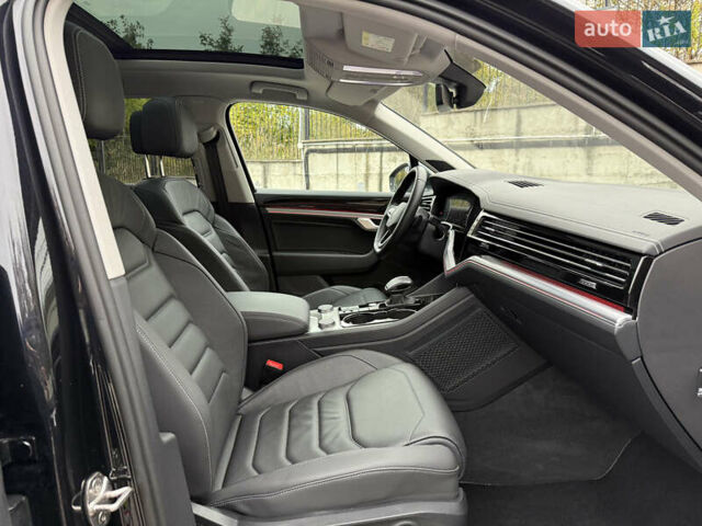 Черный Фольксваген Туарег, объемом двигателя 3 л и пробегом 105 тыс. км за 59500 $, фото 47 на Automoto.ua