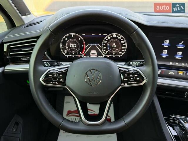 Черный Фольксваген Туарег, объемом двигателя 3 л и пробегом 142 тыс. км за 55999 $, фото 44 на Automoto.ua